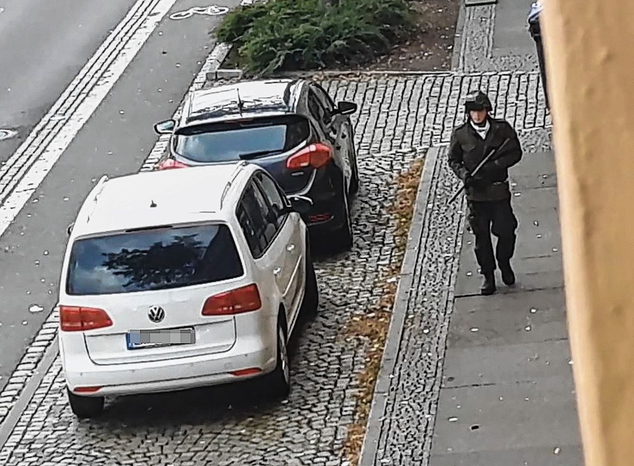 Schutter Stephan B. op videobeelden, tijdens zijn terreurdaad in Halle.