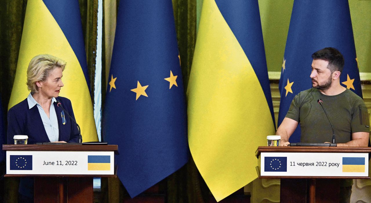 EU-commissievoorzitter Ursula von der Leyen (links) en de Oekraïense president Volodymyr Zelensky spraken vorige week in Kiev over het EU-kandidaatschap.