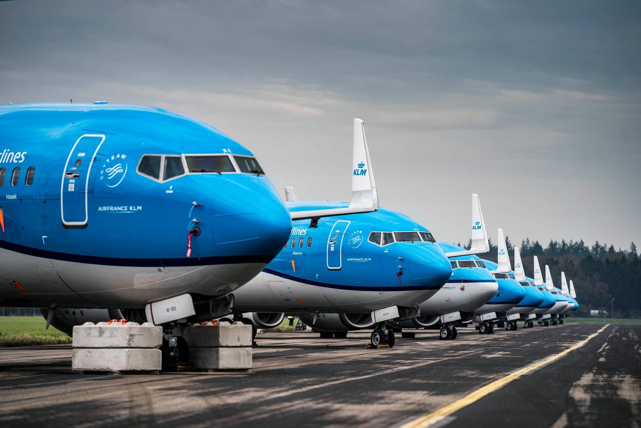 Twaalf passagierstoestellen van KLM op Groningen Airport Eelde
