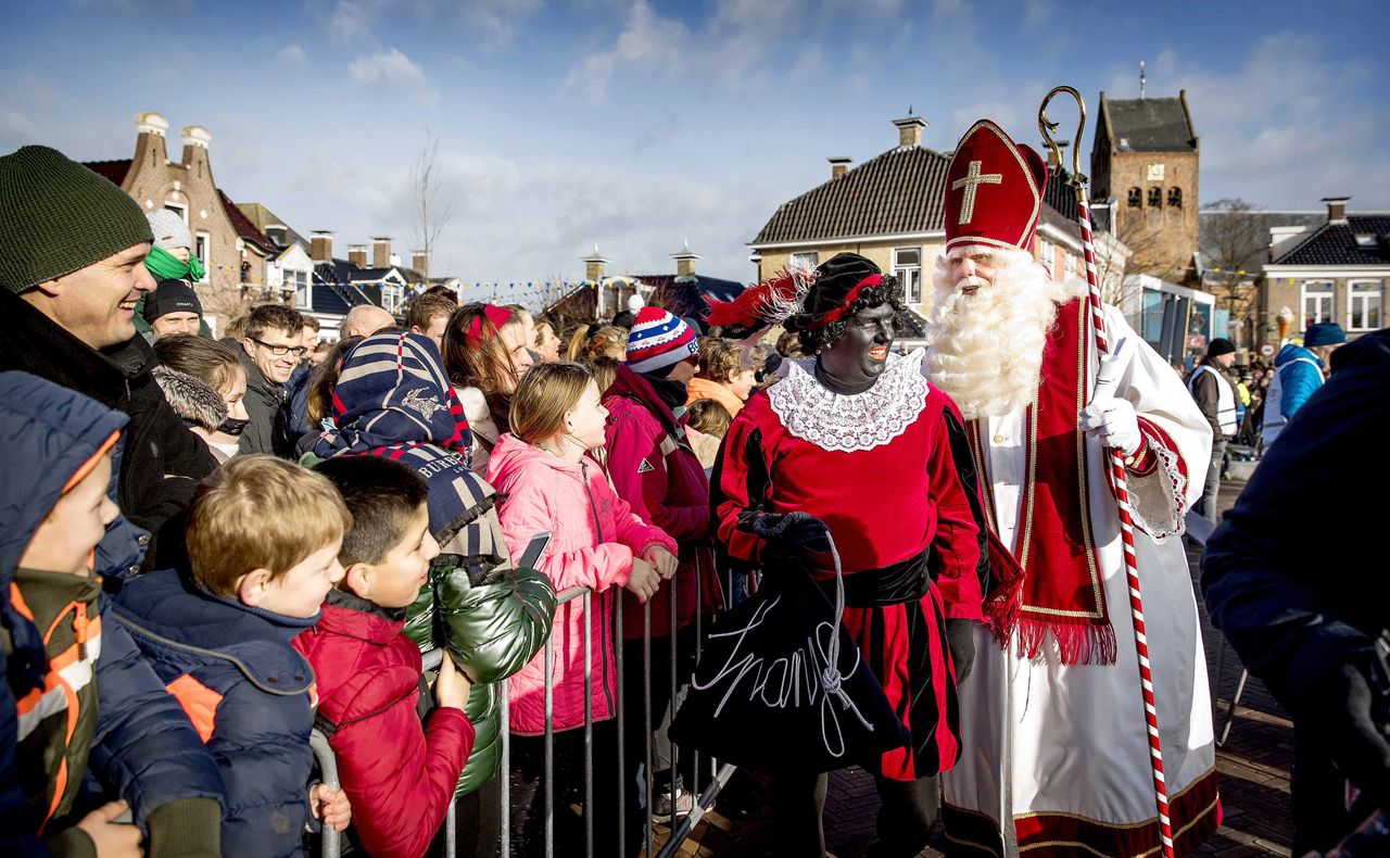 Intocht van Sint Piter en Swarte Pyt, in Grou (2019). Tegenstanders van Zwarte Piet mogen van Facebook wel afbeeldingen van Zwarte Piet plaatsen, en voorstanders niet.