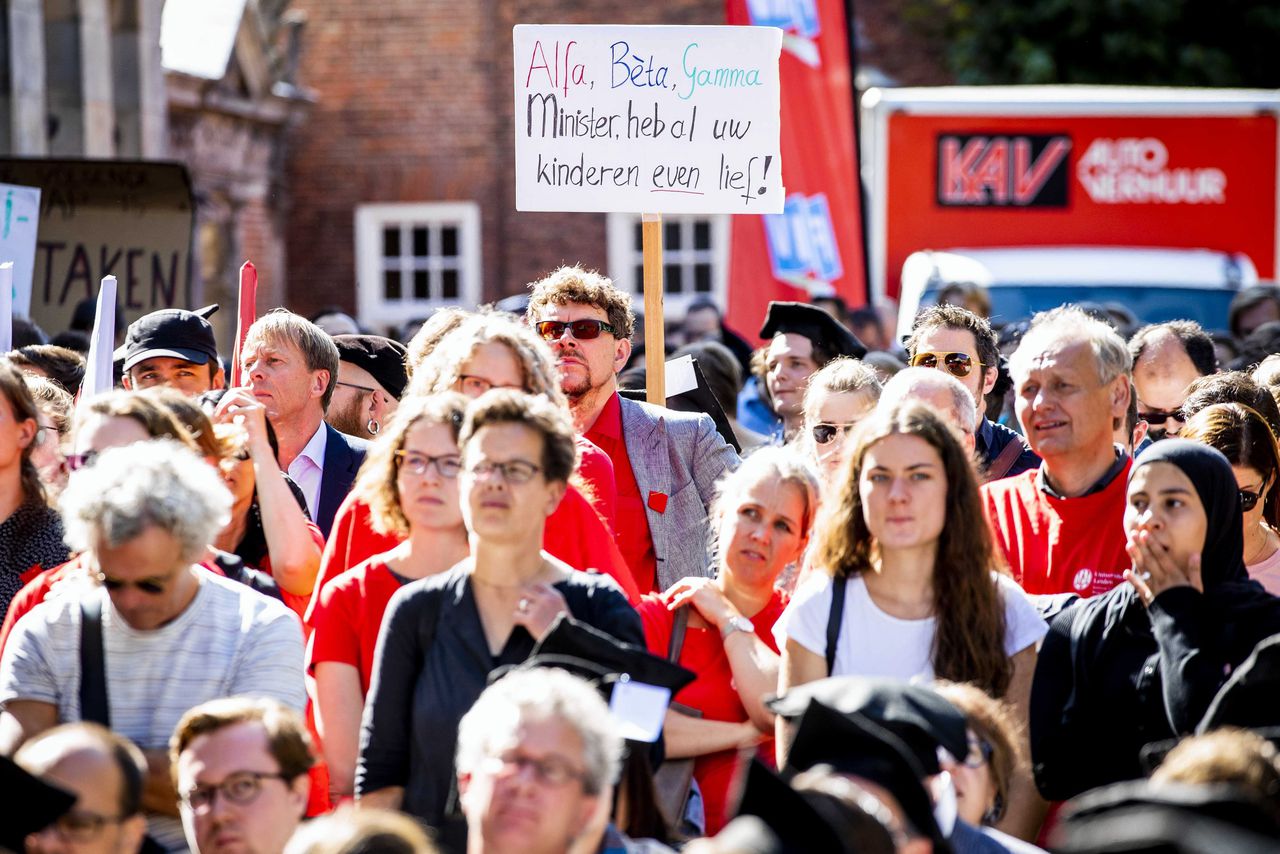 Hoogleraren en studenten bij het protest tegen de bezuinigingen in het wetenschappelijk onderwijs, in Leiden.