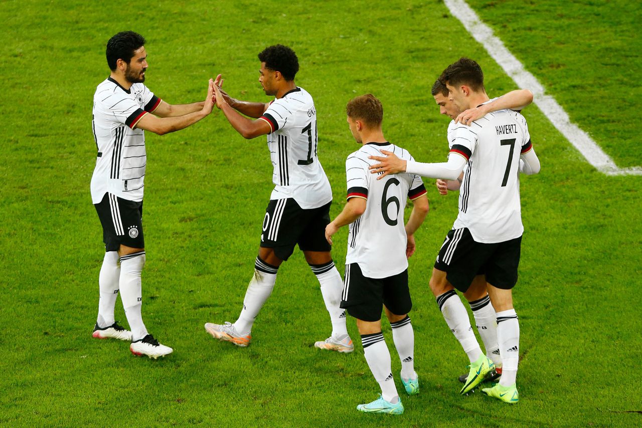 Duitse spelers vieren een doelpunt in een vriendschappelijk duel met Letland in aanloop naar de Europese kampioenschappen.