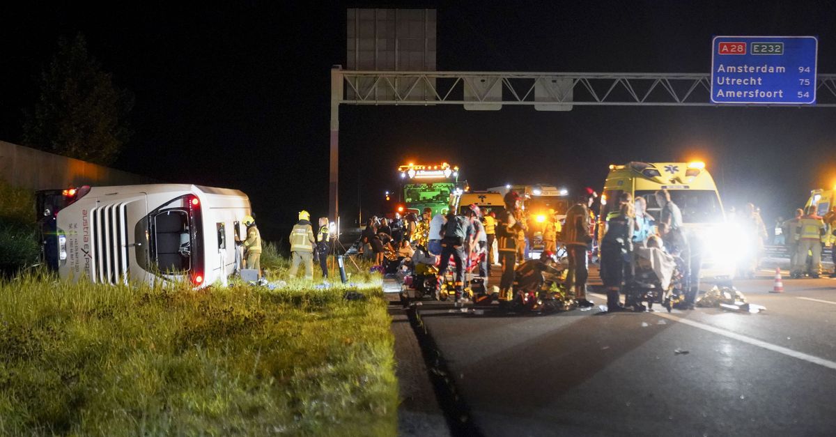 Acht gewonden bij ernstig ongeval met touringcar op A28, deel snelweg is de rest van de dag dicht