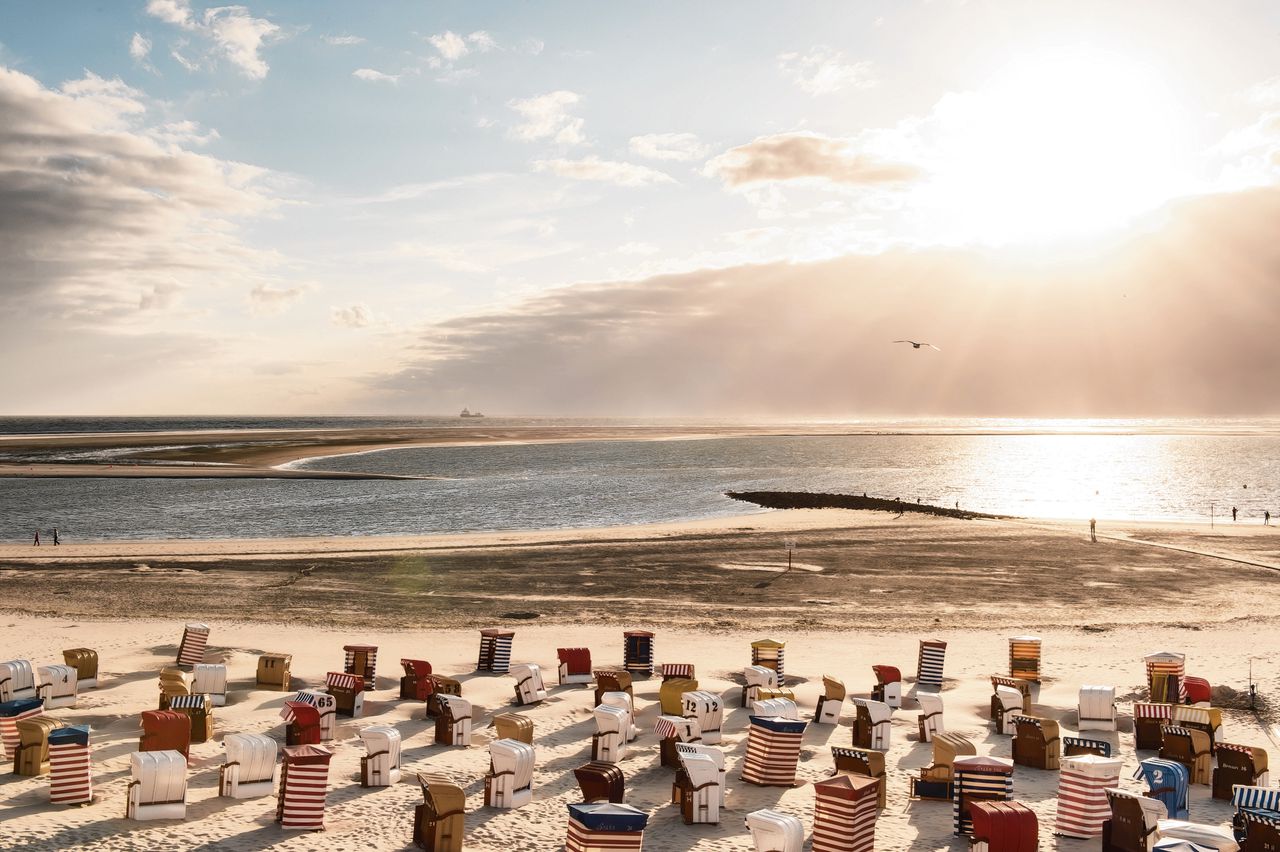De boulevard van Borkum kijkt uit op een zandbank waar zeehonden zonnebaden. Twintig kilometer verderop komt een nieuw platform voor gaswinning.