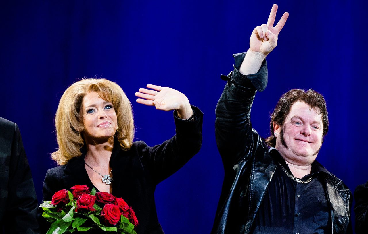 Chantal Janzen (als Rachel) en Martijn Fischer (als André) tijdens het slotapplaus van de laatste voorstelling van de musical ‘Hij gelooft in mij’ in 2015. De musical wordt hernomen.
