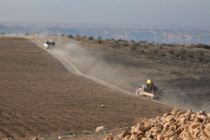 Syrische rebellen ten zuiden van Kobani op weg naar de Tishrindam waar troepen van IS de controle over hadden. De dam werd van het weekend heroverd op IS.
