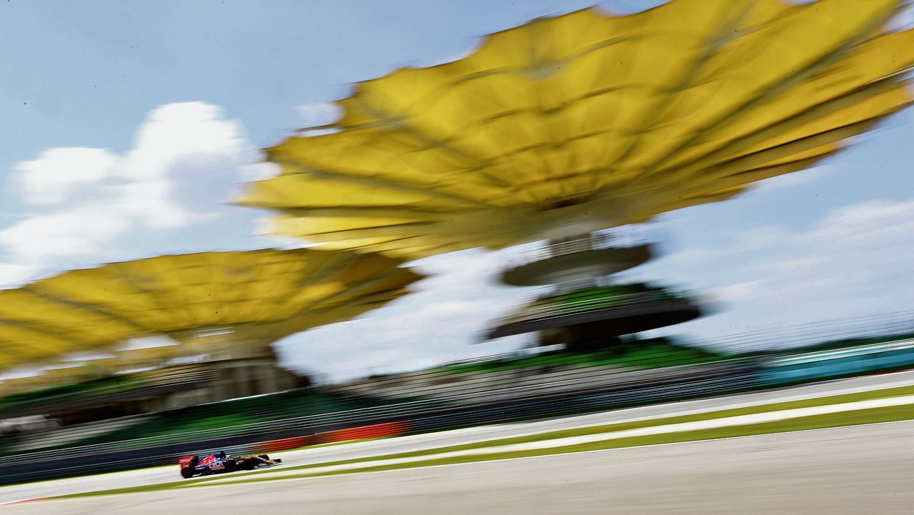 Max Verstappen kwalificeerde zich zaterdag knap als zesde op het circuit van Sepang. De 17-jarige coureur van Toro Rosso eindigde een dag later als zevende en behaalde zo zes punten voor het klassement.