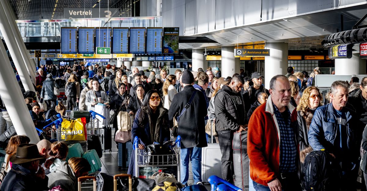Op Schiphol verliezen reizigers hun geduld. ‘Hopelijk ben ik vrijdag thuis’
