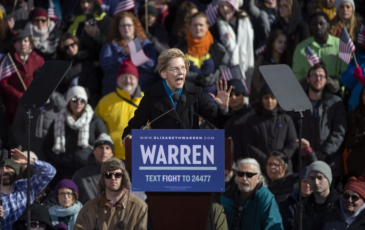 Democraat Elizabeth Warren spreekt de menigte toe terwijl ze haar kandidatuur aankondigt voor de presidentsverkiezingen in 2020.