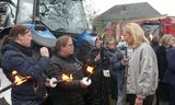 Minister Sigrid Kaag ging zondagmiddag in Diepenheim in gesprek met een groep mensen die haar opwachtte met brandende fakkels.   