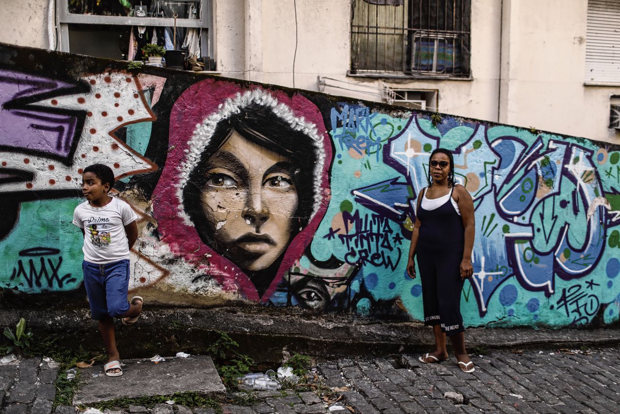 Favela-bewoner Marta da Silva (42) deelde laatst een voedselpakket met haar buren. Er is geen sociaal vangnet.