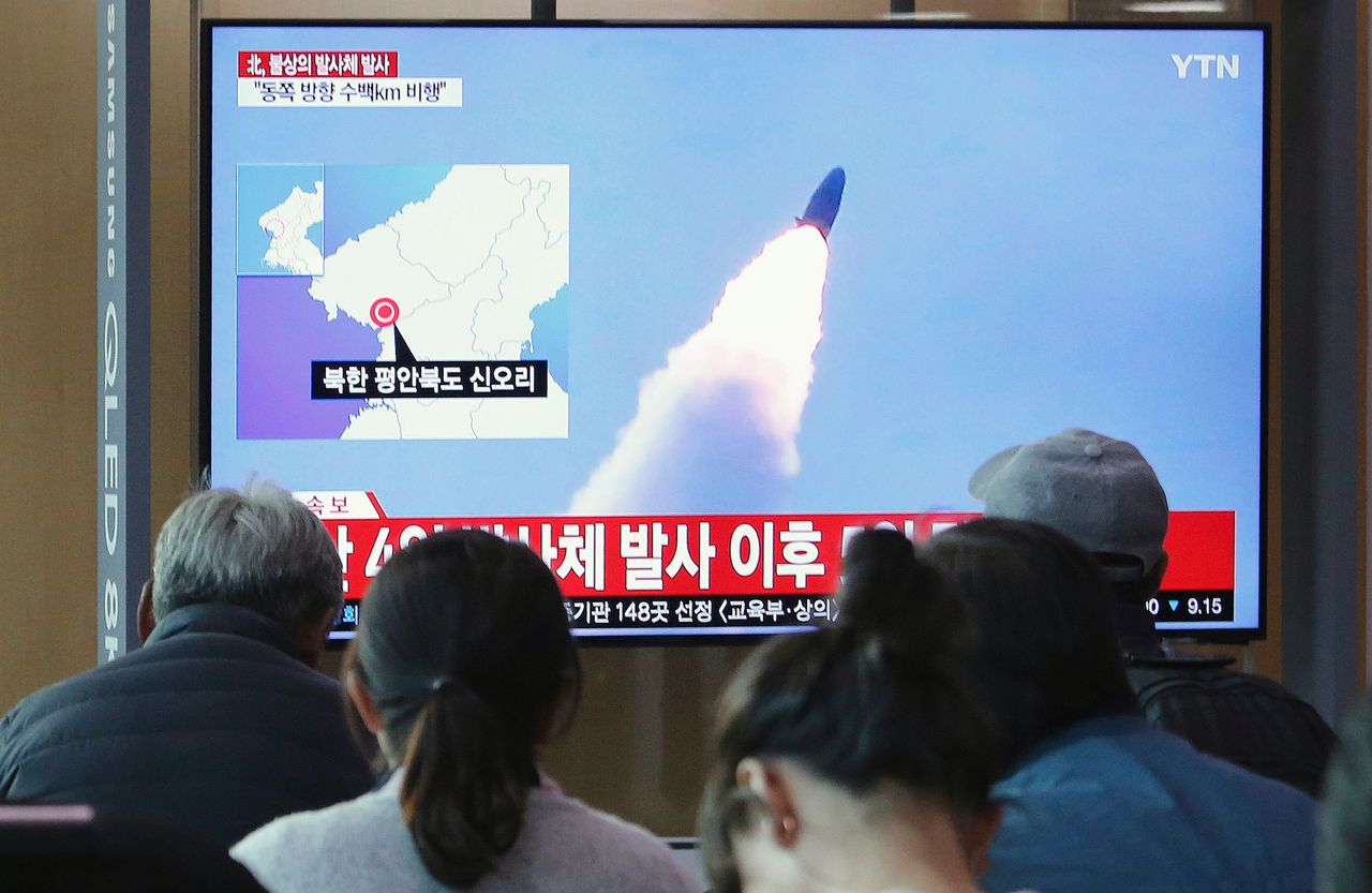 Mensen in Seoul kijken naar een uitzending van de Zuid-Koreaanse televisie over het 'ongeïdentificeerde projectiel', donderdag. Op het scherm is ouder beeld te zien van een Noord-Koreaanse rakettest.