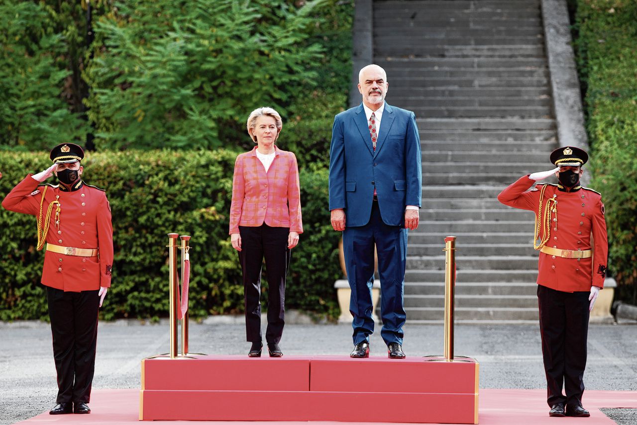 Ursula von der Leyen, Europese Commissie-voorzitter, en Edi Rama, premier van Albanië, in Tirana, 28 september. Voorafgaand aan de Balkantop bezocht Von der Leyen vorige week in drie dagen de zes landen van de Westelijke Balkan.