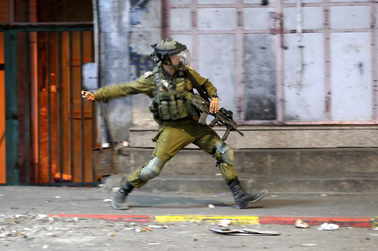 Een Israëlische soldaat vorige week in de stad Hebron op de Westelijke Jordaanoever.