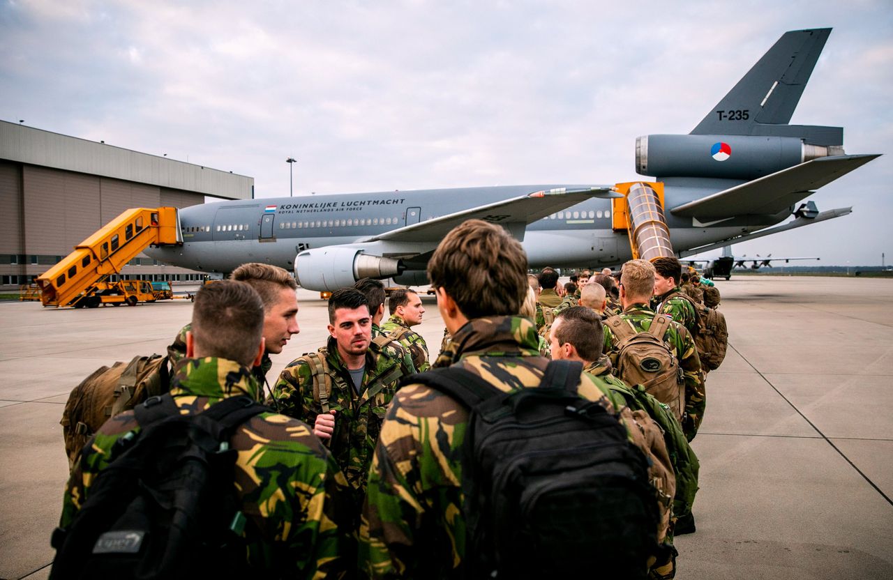 Het vertrek van militairen vanaf Eindhoven Airport naar de NAVO-oefening Trident Juncture in Noorwegen.