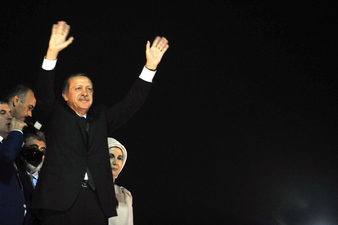 De Turkse premier Erdogan zwaait naar zijn aanhangers op het vliegveld in Istanbul.