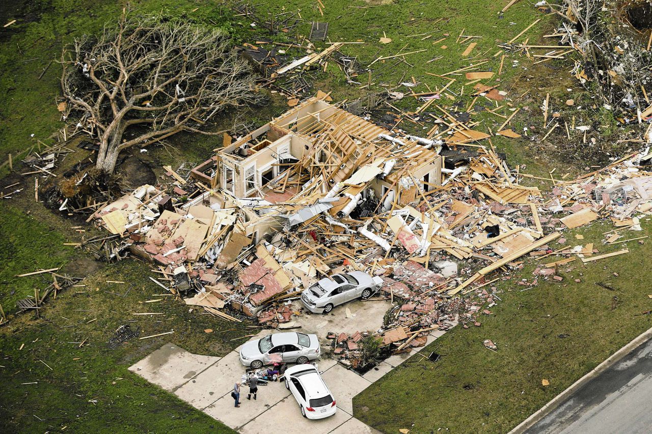 Een verwoest huis in het stadje Mayflower, in de Amerikaanse staat Arkansas. Zondagavond werd het huis getroffen door een tornado.