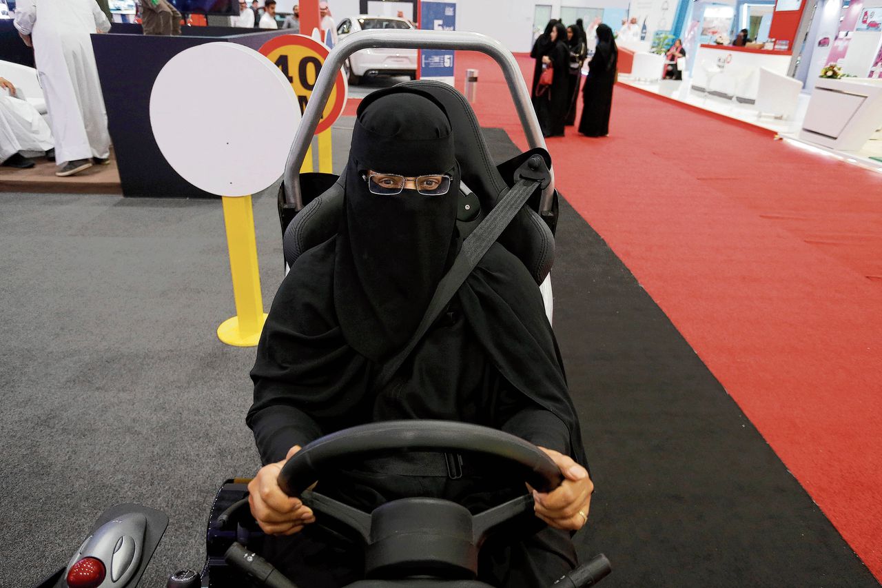 Tijdens een autoshow in Riad kon geoefend worden in een rij-simulator