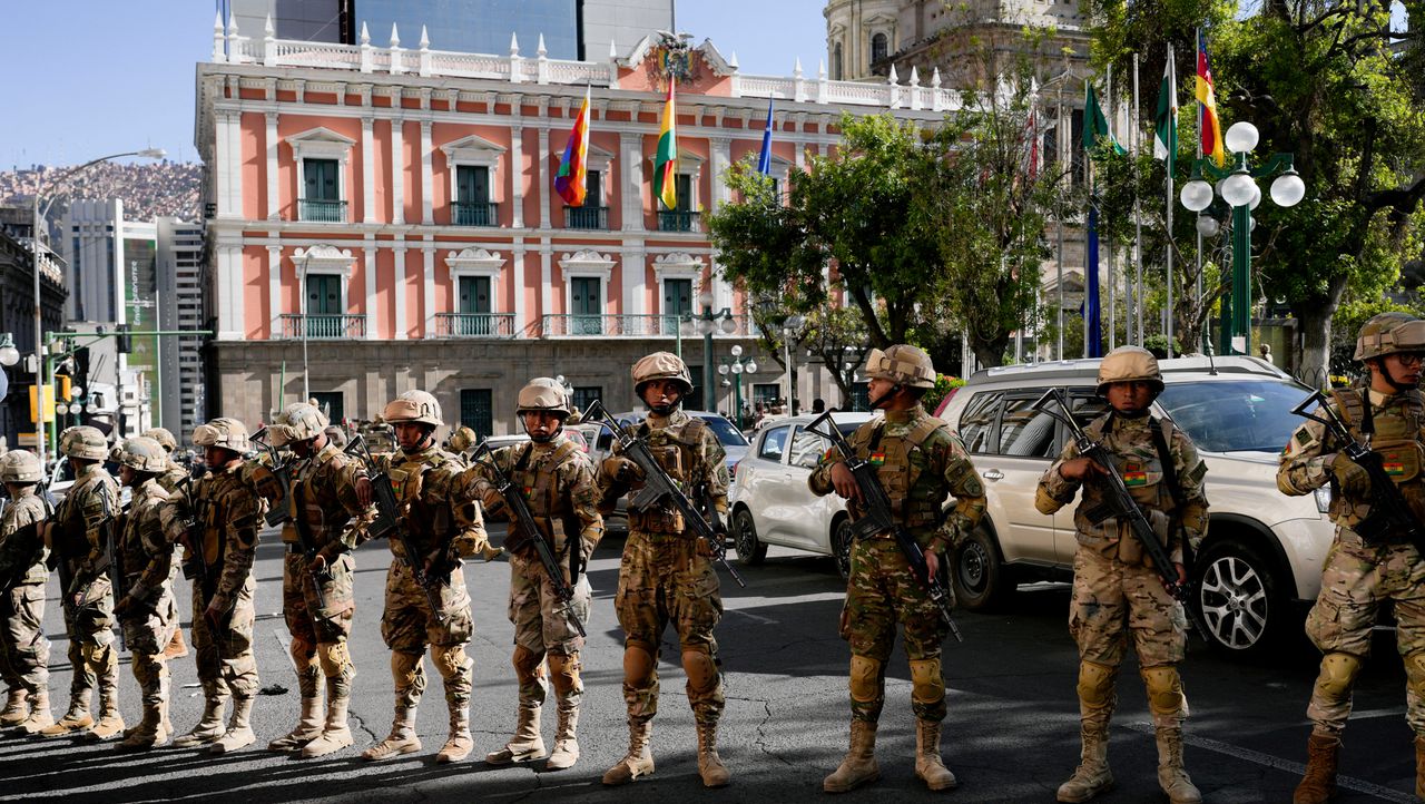 Militairen bezetten plein bij presidentieel paleis Bolivia, mogelijke coup door leger 