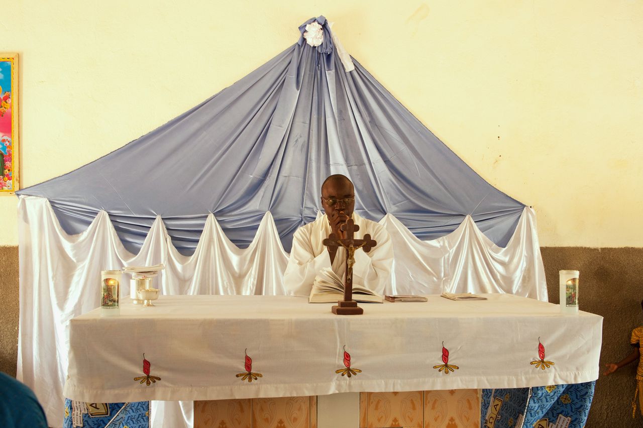 Een kerkdienst in een katholieke kerk in Burkina Faso in 2015. De kerk op de foto is niet de kerk die is aangevallen.