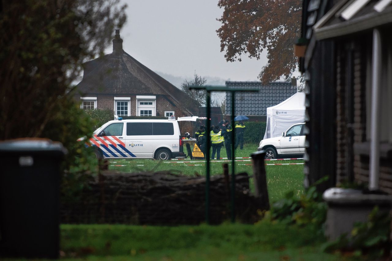 De politie graaft achter de voormalige woning van de pleegouders van Willeke Dost. De man met hoed is Jan Huzen.