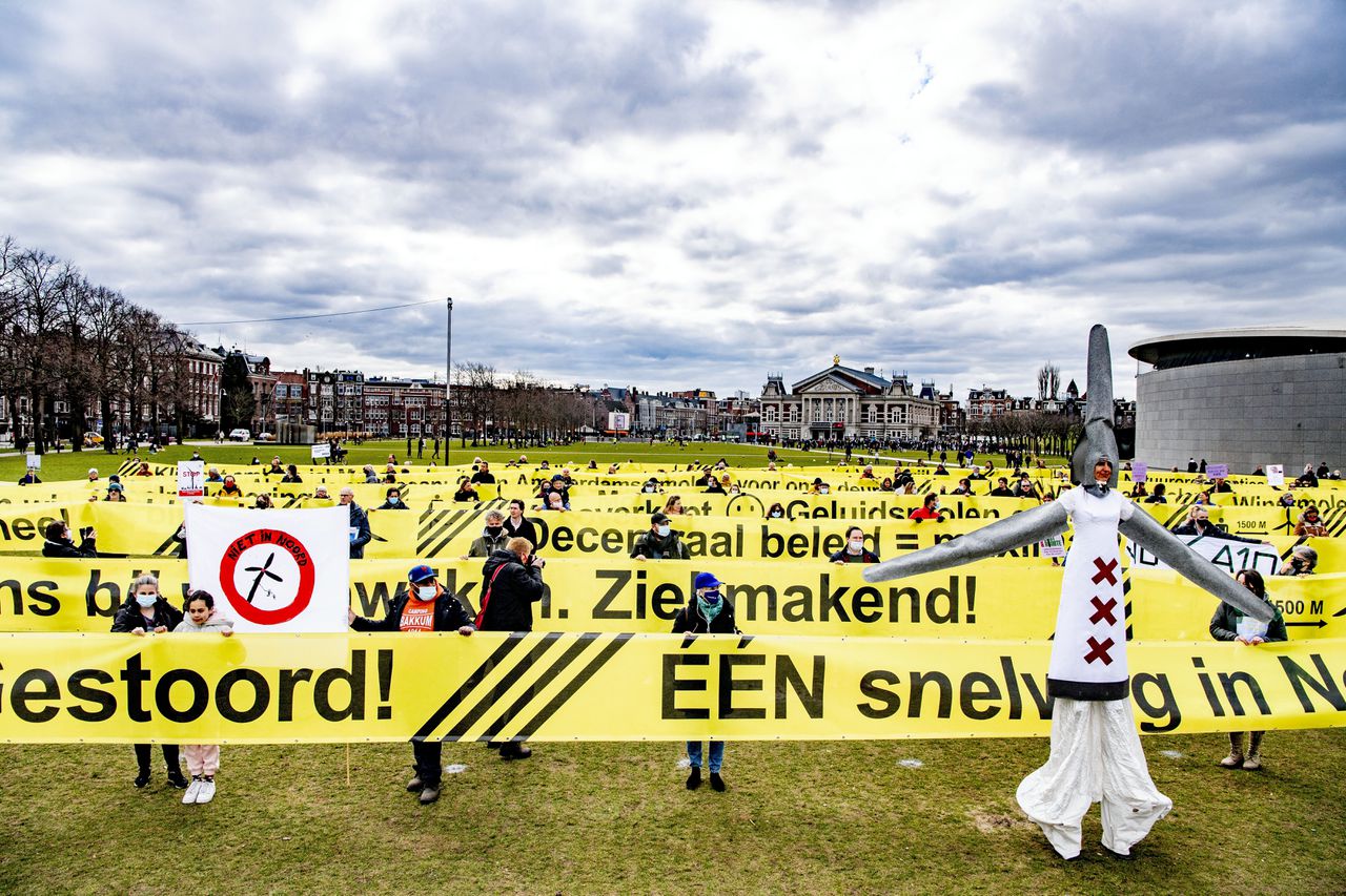 Protestactie tegen windturbines op het Museumplein in Amsterdam.