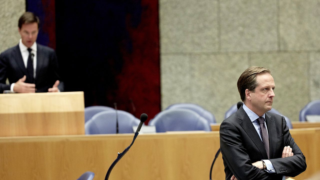 D66-fractievoorzitter Alexander Pechtold (R) en premier Mark Rutte tijdens het debat in de Tweede Kamer over de herziening van het belastingstelsel.