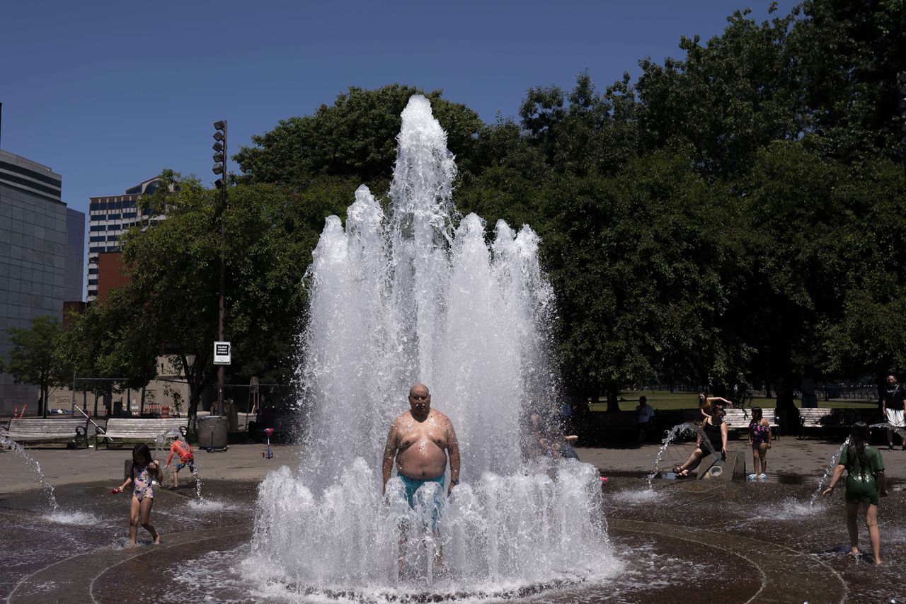 In Portland zoekt een man verkoeling in de plaatselijke fontein.