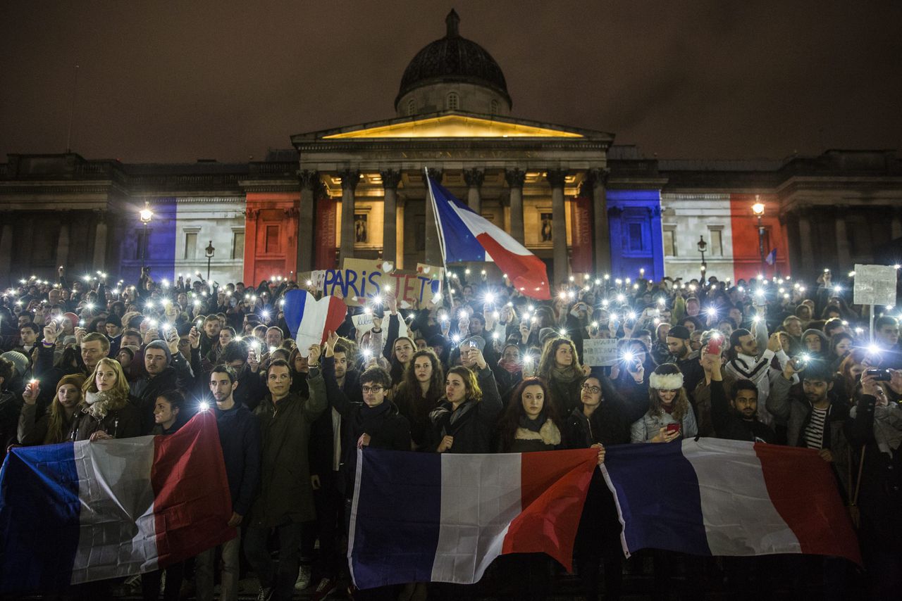 Honderden mensen verzamelden zich zaterdagavond op Trafalgar Square in Londen om hun medeleven te betuigen aan de slachtoffers van de aanslagen in Parijs. Foto EPA