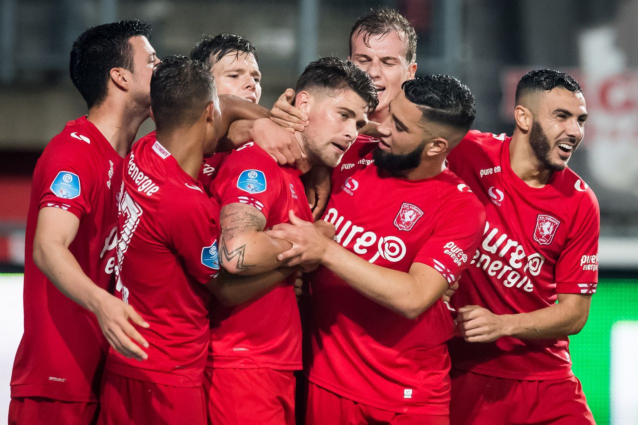 Twente-spelers omarmen Danny Holla die de winnende treffer binnenschoot.
