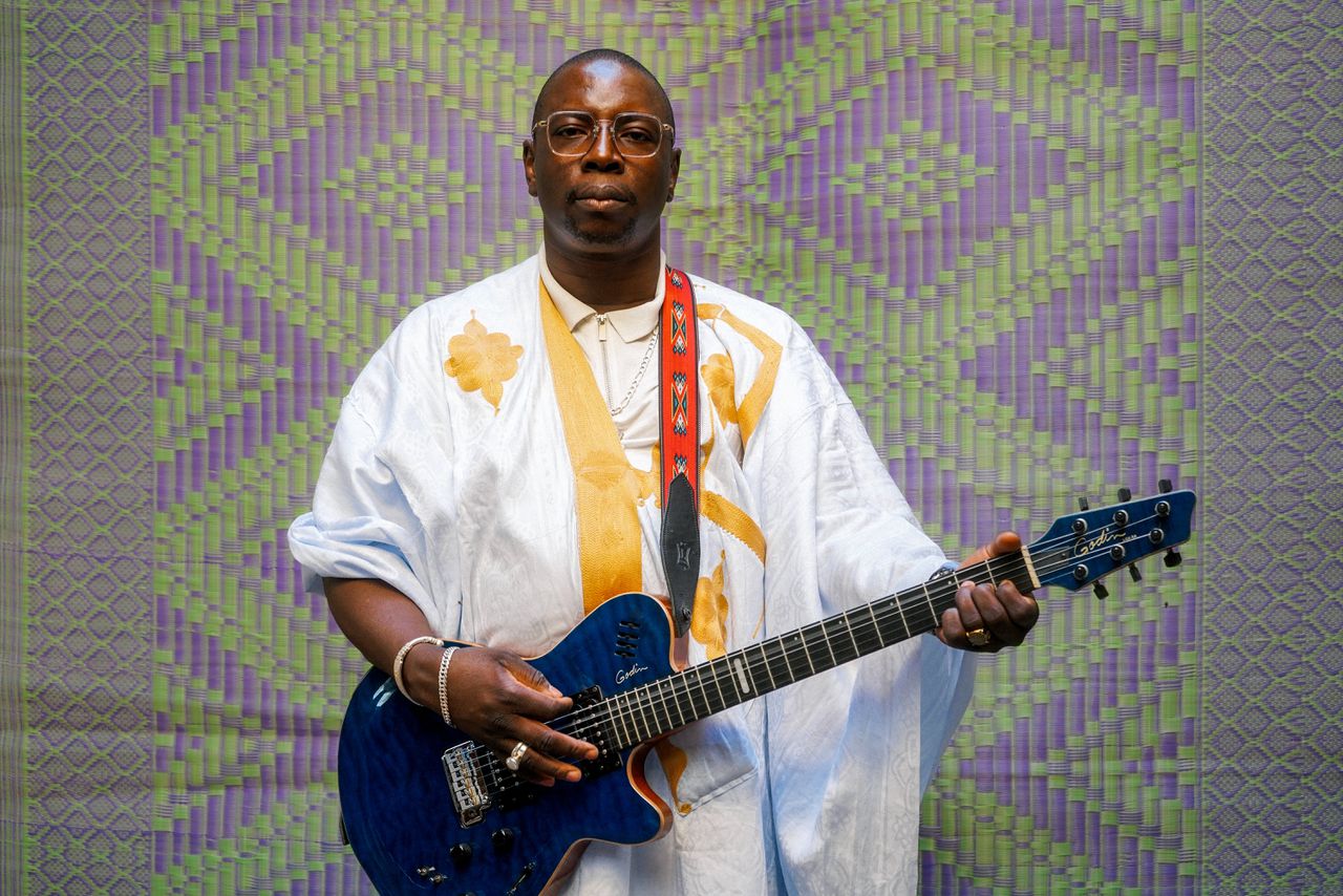 Vieux Farka Touré wil Mali’s legendarische blues redden: „Soms met rock, soms reggae, maar ik blijf altijd in mijn wereld”