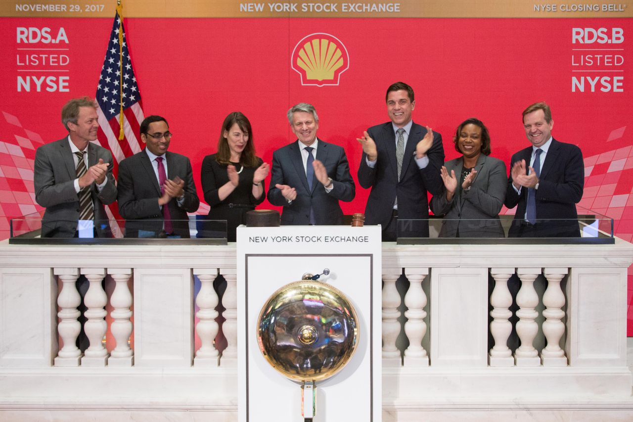 Ben van Beurden van Shell (midden) verdiende vorig jaar met 20,1 miljoen euro het meest.
