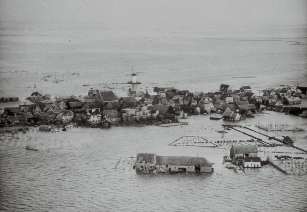 Het dorp Nieuwerkerk op het Zeeuwse eiland Schouwen-Duiveland tijdens de Watersnoodramp van 1953
