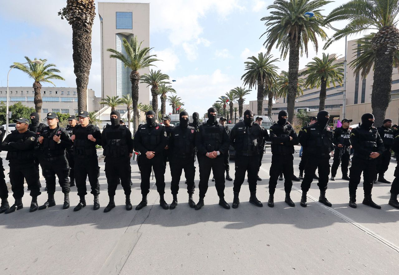 Veiligheidstroepen bewaken de slotceremonie van het World Social Forum, gisteren in Tunis.