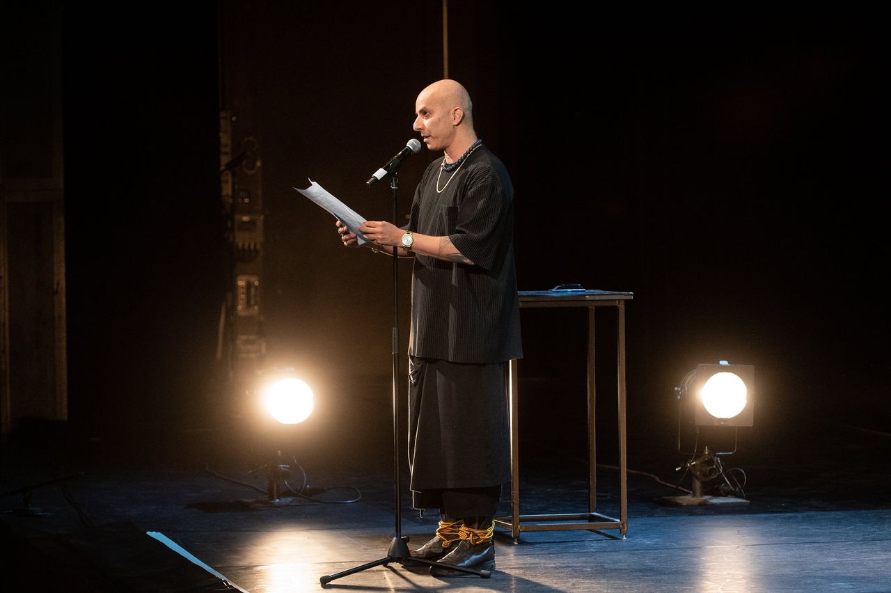 Guy Weizman spreekt op het podium van Internationaal Theater Amsterdam de ‘Staat van het Theater’ uit.