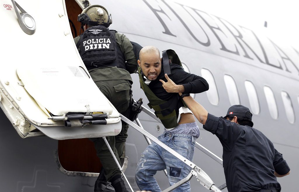 Galvez zondag als hij op het vliegveld van Bogota aan boord van een Peruaans toestel wordt gedwongen.