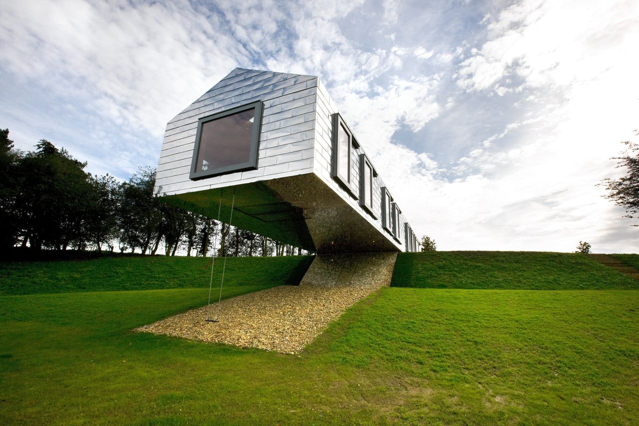 De ‘Balancing Barn’, vakantiehuis van Alain de Botton, van architectenbureaus MVRDV en Mole Architects.