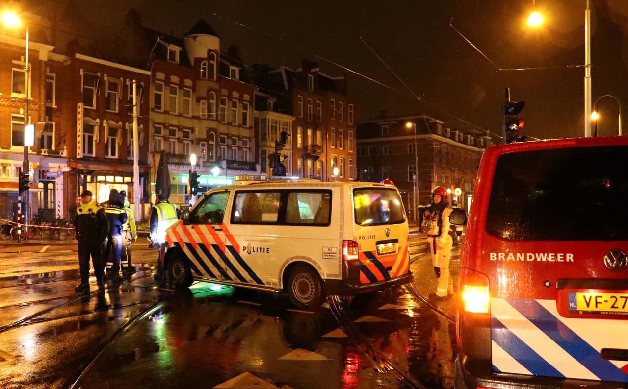 Hulpdiensten in de Linneausstraat in Amsterdam-Oost na de ontploffing.