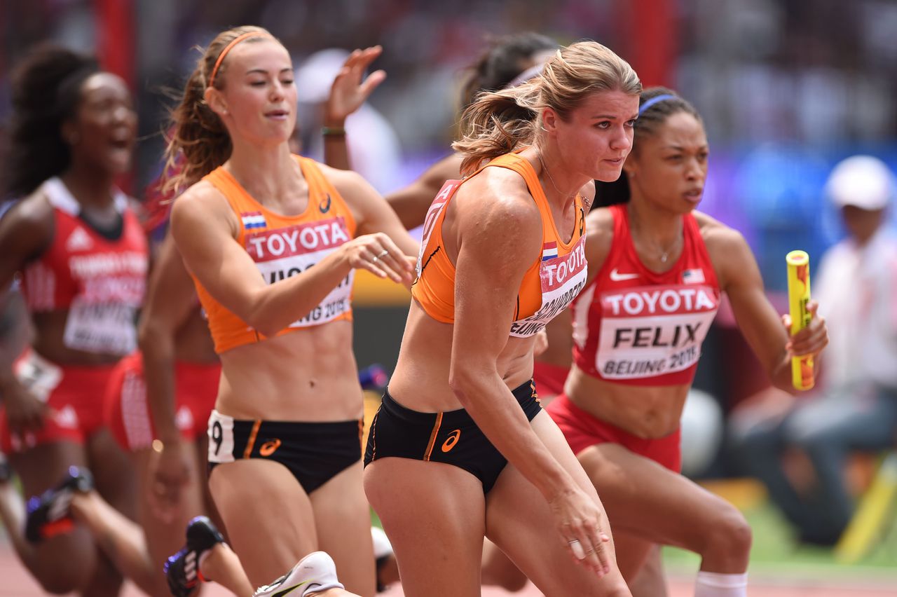 Nadine Visser geeft over aan Dafne Schippers tijdens de series van de 4x100 meter estafette. Nederland plaatste zich voor de finale met een Nederlandse recordtijd.