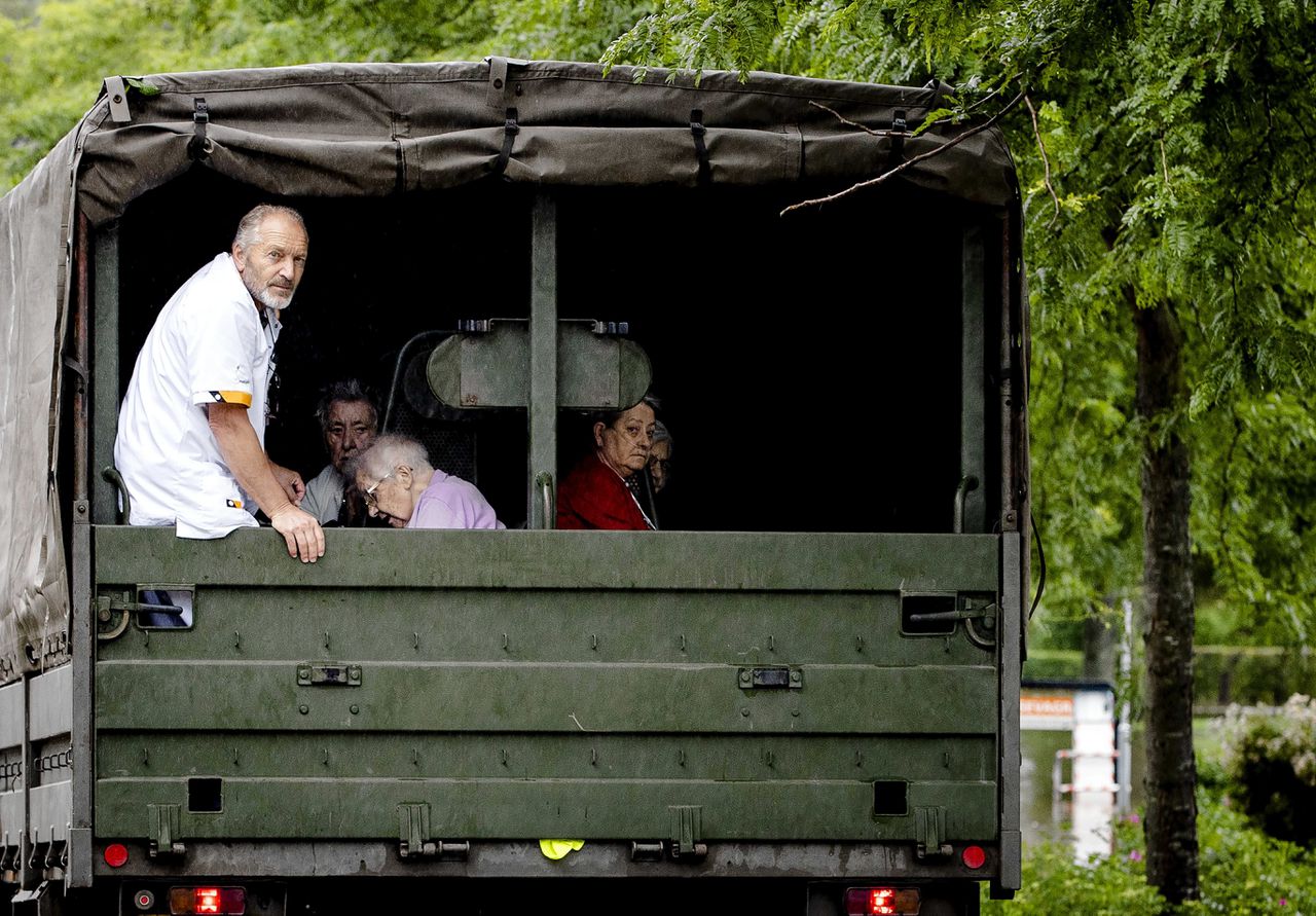 Het leger helpt met de evacuatie van bewoners van een verzorgingstehuis vanwege de wateroverlast in Zuid-Limburg. Zorginstelling Sevagram, die in Valkenburg twee bejaardentehuizen heeft, blijkt niet verzekerd tegen de overstromingsschade.