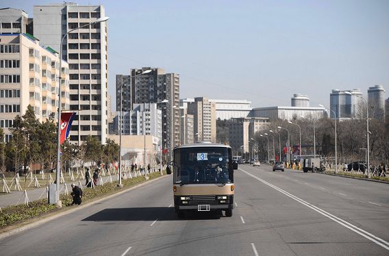 Een bus met buitenlandse journalisten wordt door de straten van Pyongyang gereden.