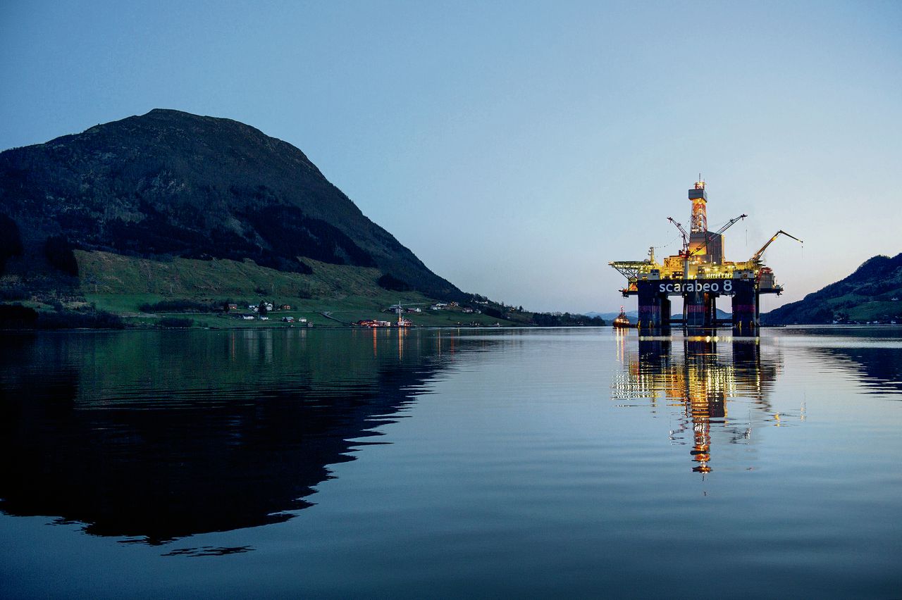 Noorwegen is de zevende olie-producent van de wereld. Die olie wordt bijvoorbeeld naar boven gehaald in Ølensvåg, door booreiland Scarabeo 8.