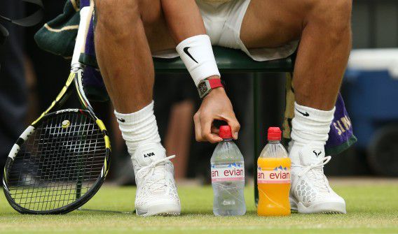 Nadal zet zijn drinkflesjes neer voor de wedstrijd begint op Wimbledon.