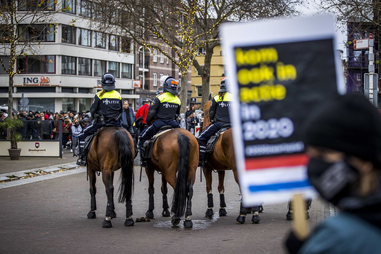 De politie moest tijdens een demonstratie van Kick Out Zwarte Piet (KOZP) in actie komen. Er werden vier arrestaties verricht.
