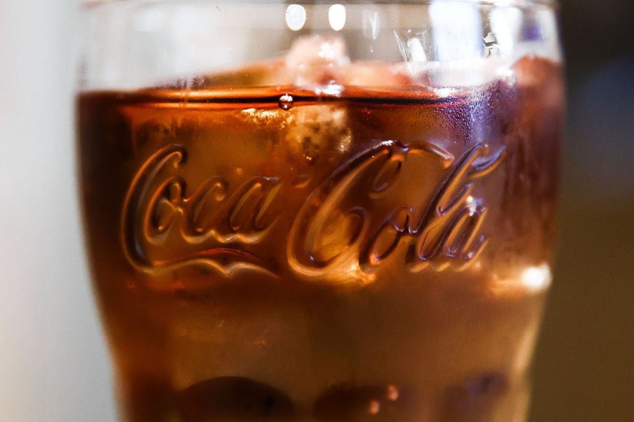 Met cola een vastzittend stuk eten in de slokdarm wegspoelen? Dat helpt niet 