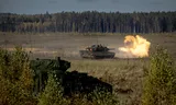 Een Leopard-tank schiet met scherp, in de buurt van het Litouwse Pabrade. 