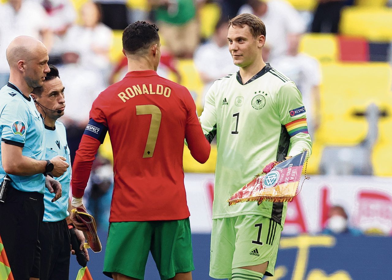 De Portugese sterspeler Christiano Ronaldo met keeper van Duitsland Manuel Neuer in het EK-treffen tussen de twee landen op 19 juni.