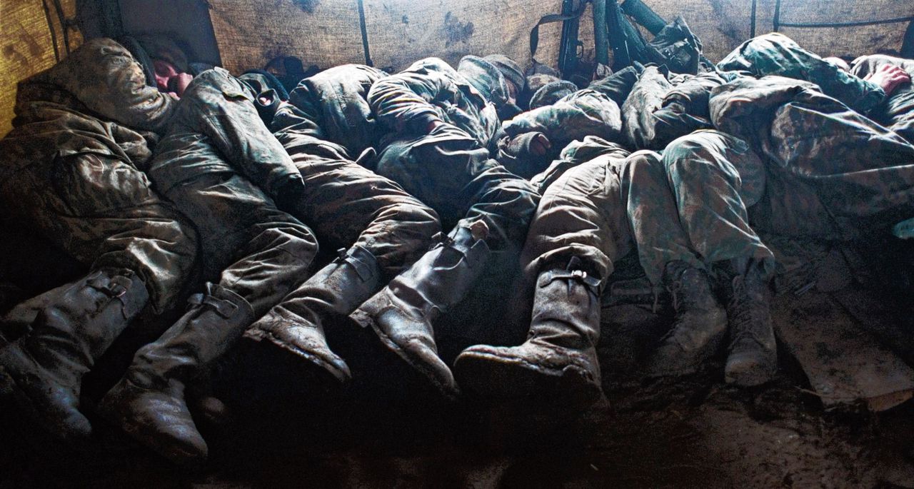 Slapende Russische soldaten tijdens acties in 2000 in Tsjetsjenië.