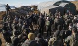De Israëlische premier Benjamin Netanyahu en de minister van Defensie Israel Katz staan op 17 december 2024 tussen leden van het Israëlische leger op de berg Hermon, in de Golanhoogvlakte. 
