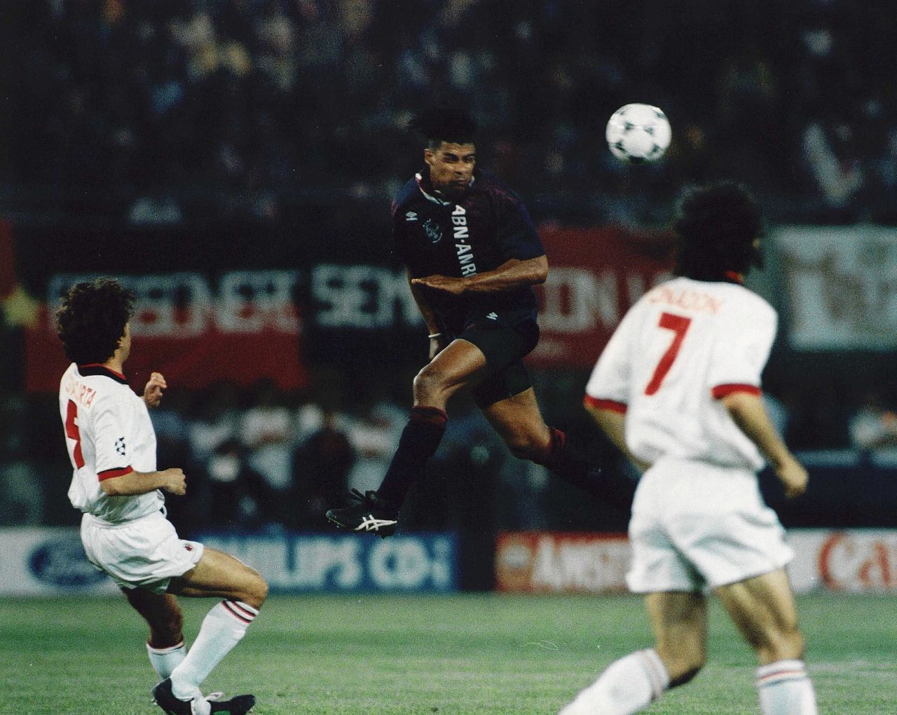 Frank Rijkaard kopt de bal in de finale tegen AC Milan.